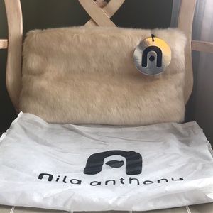 Nila Anthony Clutch